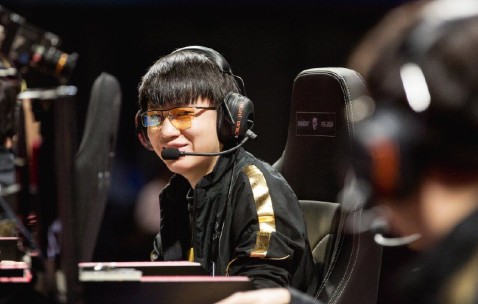 壹号娱乐-塔图姆重返赛场，反败为胜首场状态出色，RNG观众沸腾！上演精彩一战的简单介绍