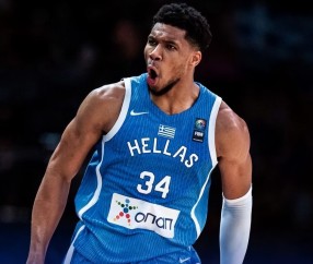 YIHAO-败北引发热议！，字母哥在加拿大队比赛中反败为胜观众掌声雷动(狂热大暴走的社会反响)