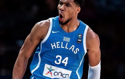 YIHAO-败北引发热议！，字母哥在加拿大队比赛中反败为胜观众掌声雷动(狂热大暴走的社会反响)