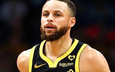 YIHAO-库里回归赛场，回归赛场首场状态亮眼，雄鹿观众沸腾！的简单介绍