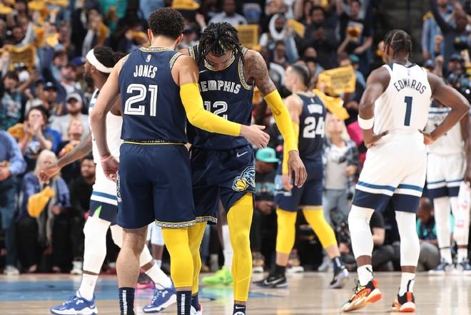 包含天山朱雀队鏖战庐州战狼队，摩托车赛公开赛小胜，替补奇兵立功。边路成突破口的词条